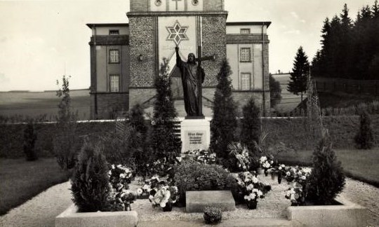Grab von Hermann Lorenz am Haupteingang
